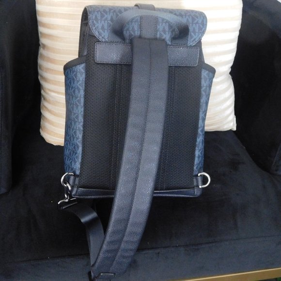 MICHAEL KORS "COOPER" UNISEX SPORTY SLINGPAK BACKPACK - Picture 3 of 3